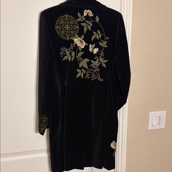 Women's Black Embroidered Velvet Coat - Picture 4 of 5